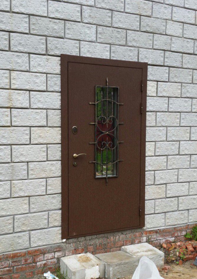 пример установленной входной дверик